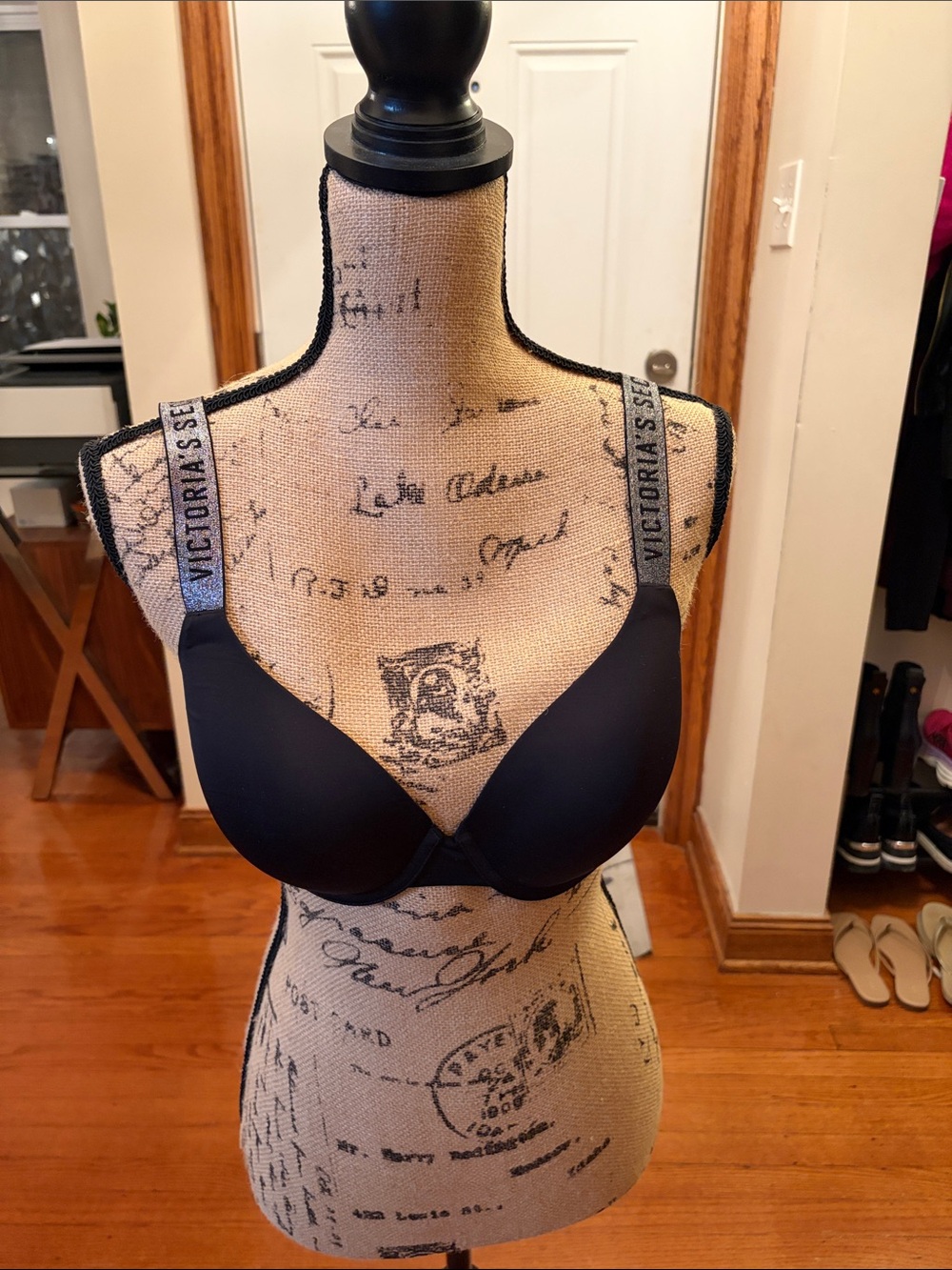 Black VS t-shirt bra